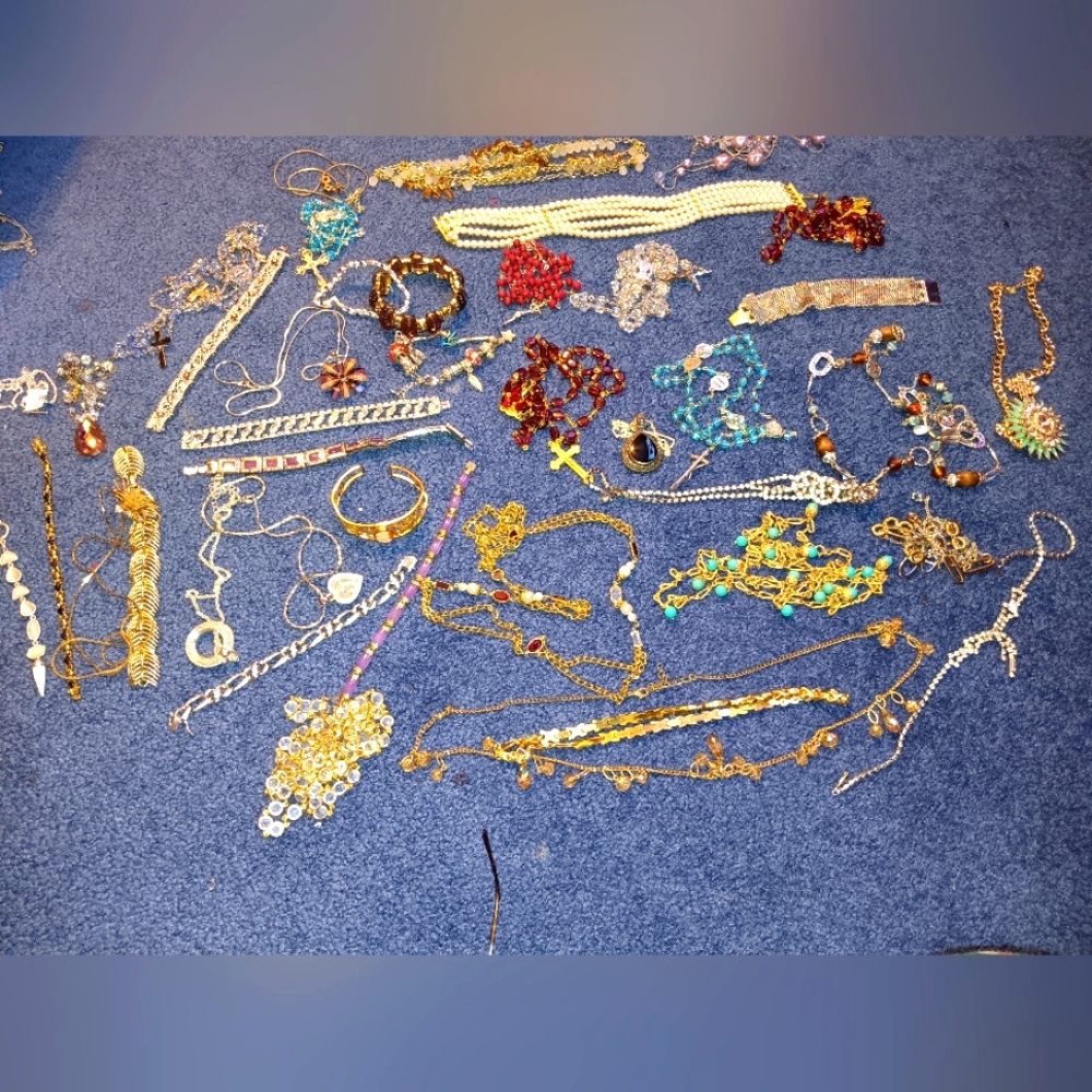 Costume jewwlry.Assorted women's necklaces and bracelets